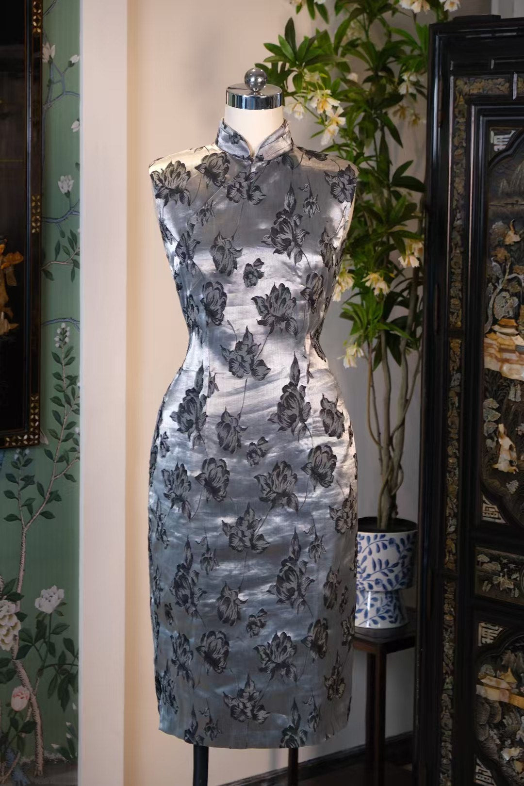 60年代 - 墨影浮光·幽兰曳尾银梭织短旗袍 | 1960s - Ink Shadow Floating Light · Phantom Orchid Trailing Silver Shuttle-Woven Qipao