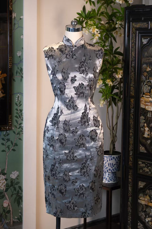 60年代 - 墨影浮光·幽兰曳尾银梭织短旗袍 | 1960s - Ink Shadow Floating Light · Phantom Orchid Trailing Silver Shuttle-Woven Qipao