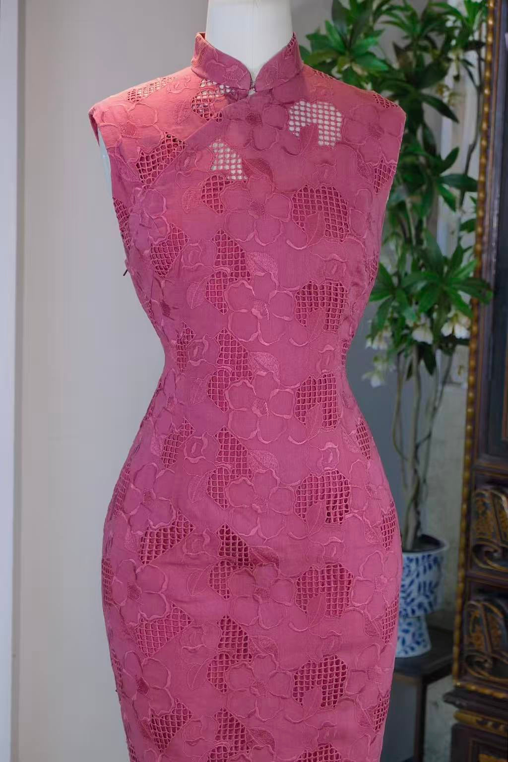60年代 - 蕾丝锁边春色：六十年代港产古董旗袍的织绣美学 | 1960s - Lace-Hemmed Springtime: The Weaving Aesthetics of 1960s Hong Kong Antique Qipao