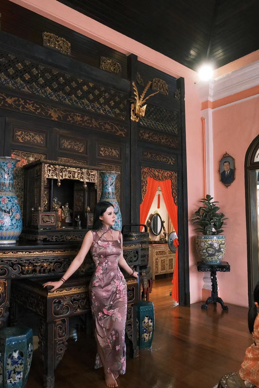 客定结缘 - Ruffo Coli 高定手工彩绘双层欧根纱无袖旗袍：《紫鸢花之恋》| Customized Design - Ruffo Coli Hand-Painted Haute Couture Double-Layer Organza Qipao: “Violet Iris Romance”