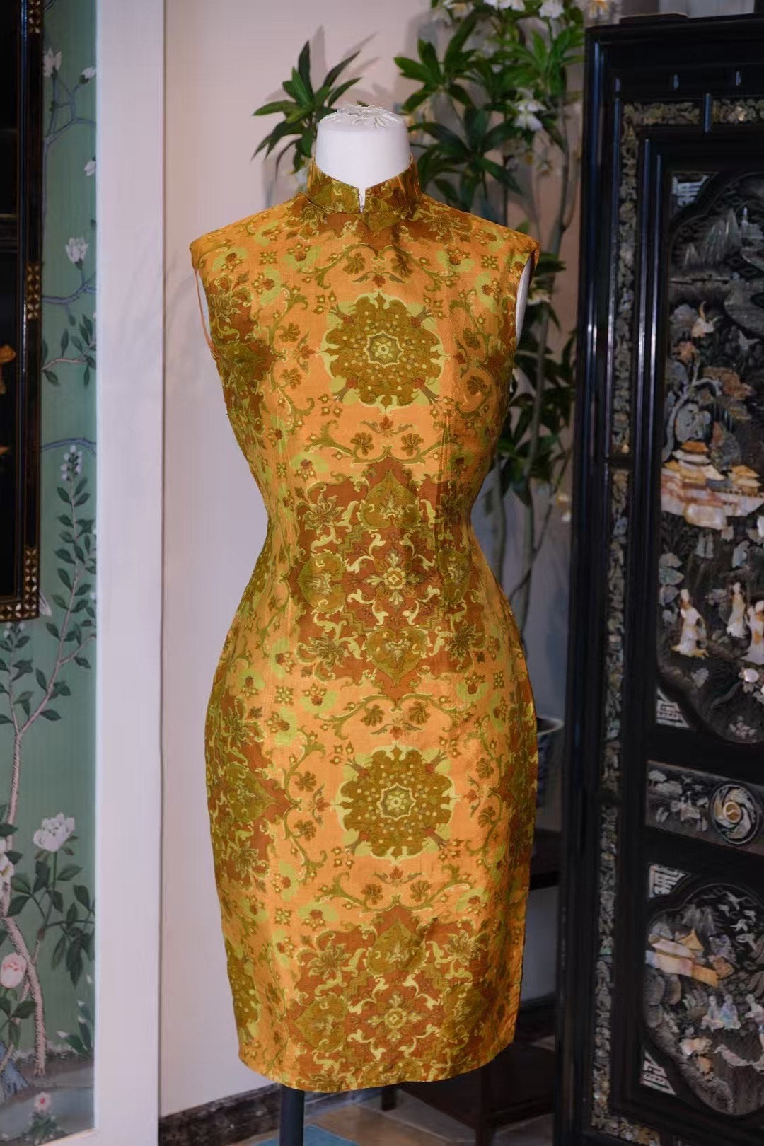 60年代 - 异域贵族情调：六十年代焦橙与橄榄绿提花古董旗袍礼服 | 1960s - Exotic Aristocratic Flair: 1960s Tangerine and Olive Green Brocade Antique Cheongsam Gown