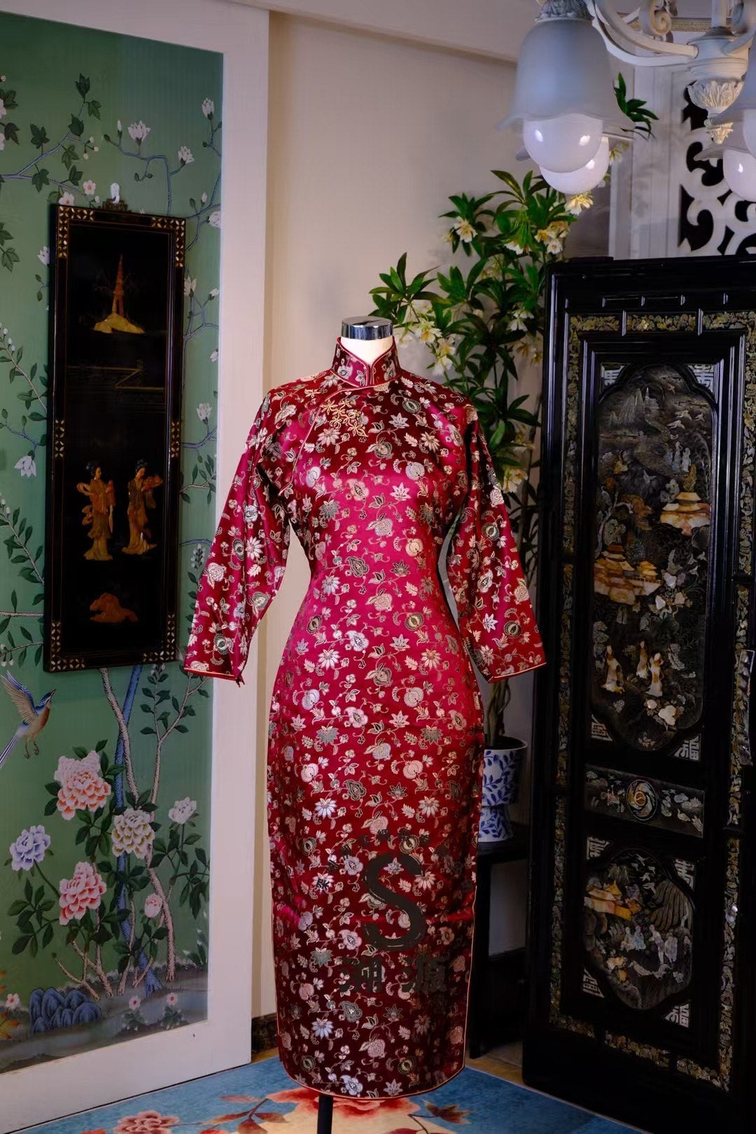 40年代末50年代初- 馆藏级暗红石榴吉祥纹长袖旗袍： 岁月沉香，多子多福 | 1940s -1950s- Museum-Quality Dark Red Pomegranate Auspicious Pattern Long-Sleeved Cheongsam: Scent of Time, Blessings of Fertility