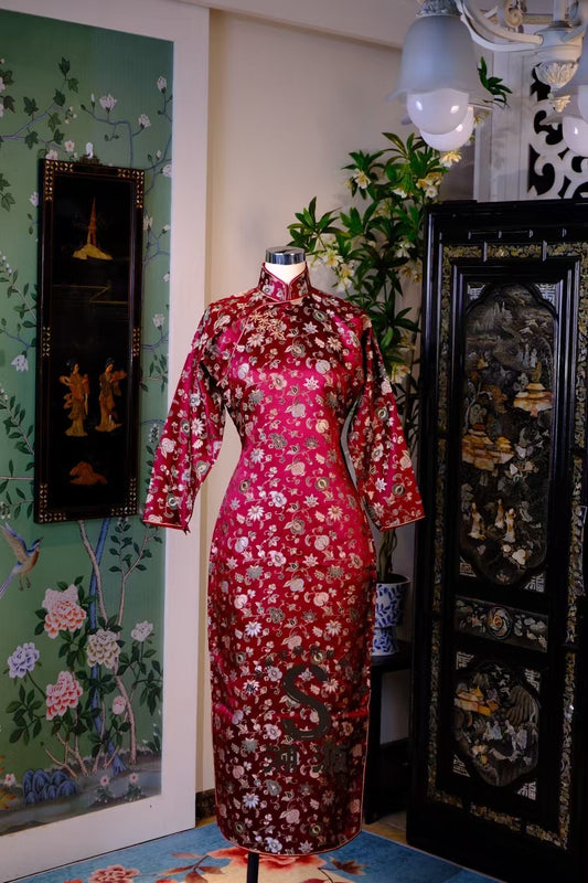 40年代末50年代初- 馆藏级暗红石榴吉祥纹长袖旗袍： 岁月沉香，多子多福 | 1940s -1950s- Museum-Quality Dark Red Pomegranate Auspicious Pattern Long-Sleeved Cheongsam: Scent of Time, Blessings of Fertility