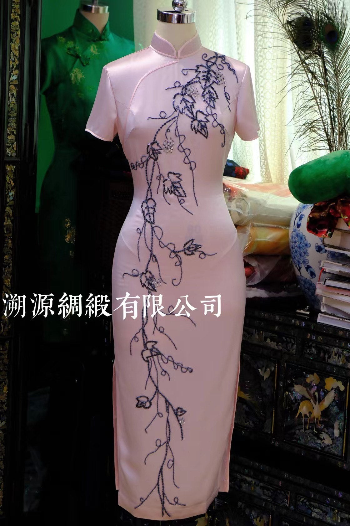 客定结缘 - 粉黛呈祥：古董袍同款手工钉珠「葡萄多福」港工旗袍 | Customized Design - Pink Grace & Auspice: Antique Qipao Replica with Hand-Beaded "Grape Cluster for Abundant Fortune" Hong Kong Craftsmanship Qipao