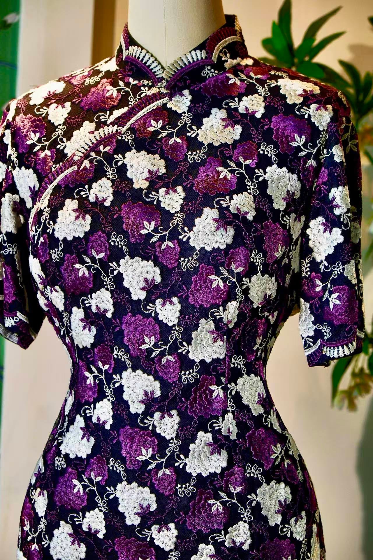 60年代 - 法国进口葡萄紫刺绣蕾丝台湾产古董旗袍 | 1960s - A Vintage 1960s Taiwanese Cheongsam with French Grape-Purple Embroidered Lace