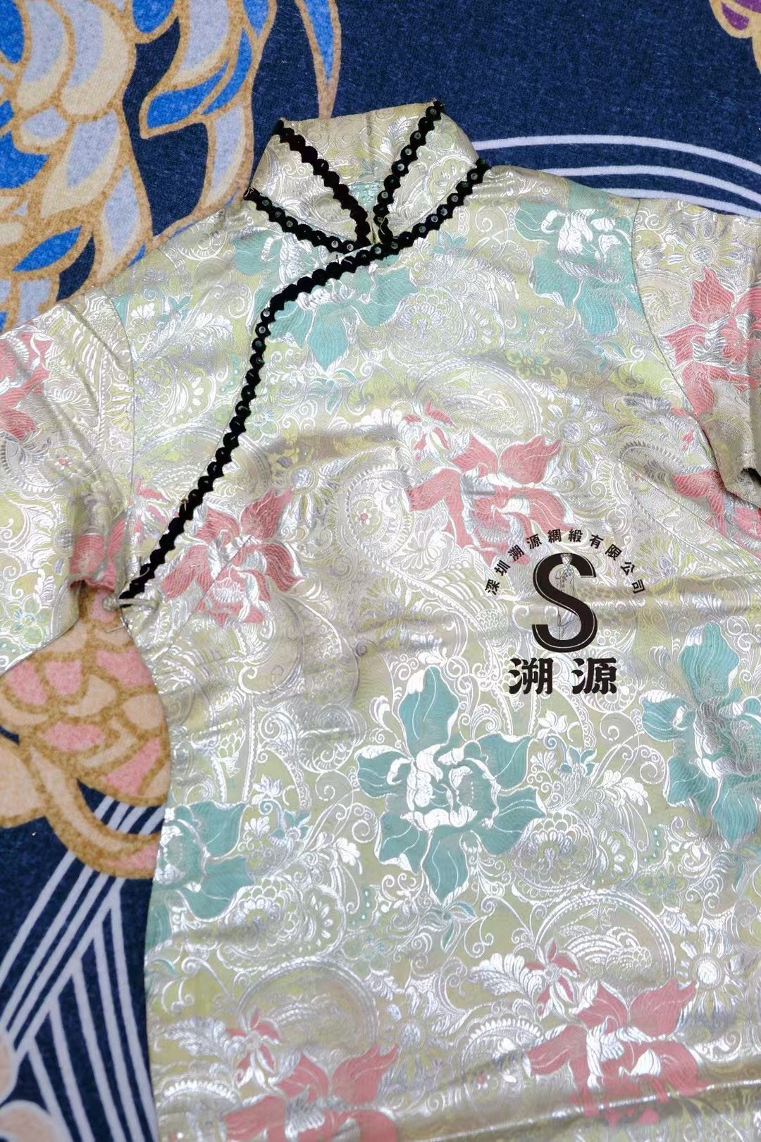 40年代末50年代初 - 民国摩登 · 织银撞色花卉长袖旗袍： 亮片丝绒绲边，光华溢彩 | 1940s -1950s- Republican Era Modernity · Woven-Silver Color-Block Floral Long-Sleeved Cheongsam: Sequined Velvet Trim, Glimmering Splendor