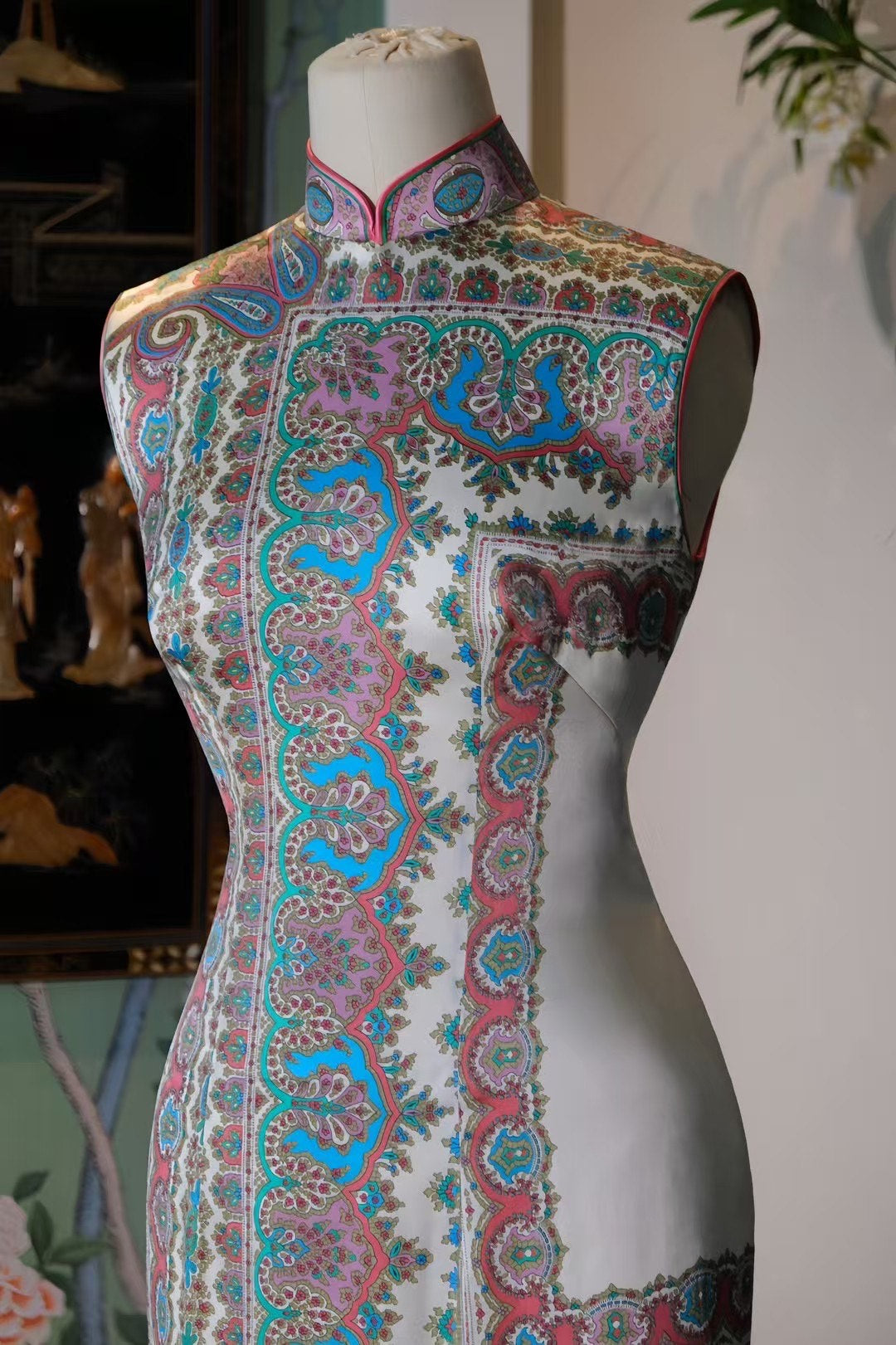 60年代 -《秘境西域 · 佩斯利蝶舞》—— 张乐怡女士旧藏，异域风情的摩登真丝旗袍 | 1960s - "Secret Realm of the West · Paisley Butterfly Dance" — Madam Zhang Leyi's Vintage Paisley Silk Cheongsam