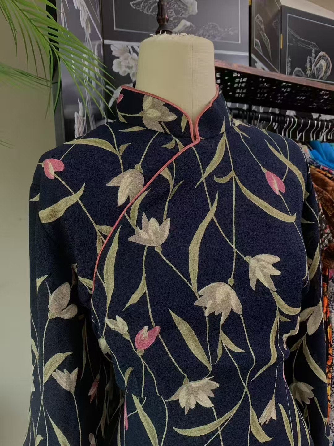 60年代 - 一品红梅映月华・古董港式旗袍・旧时芳华系列 / 1960s - Crimson Plum Blossom Under Moonlight: Vintage Hong Kong Qipao from the "Bygone Elegance" Collection