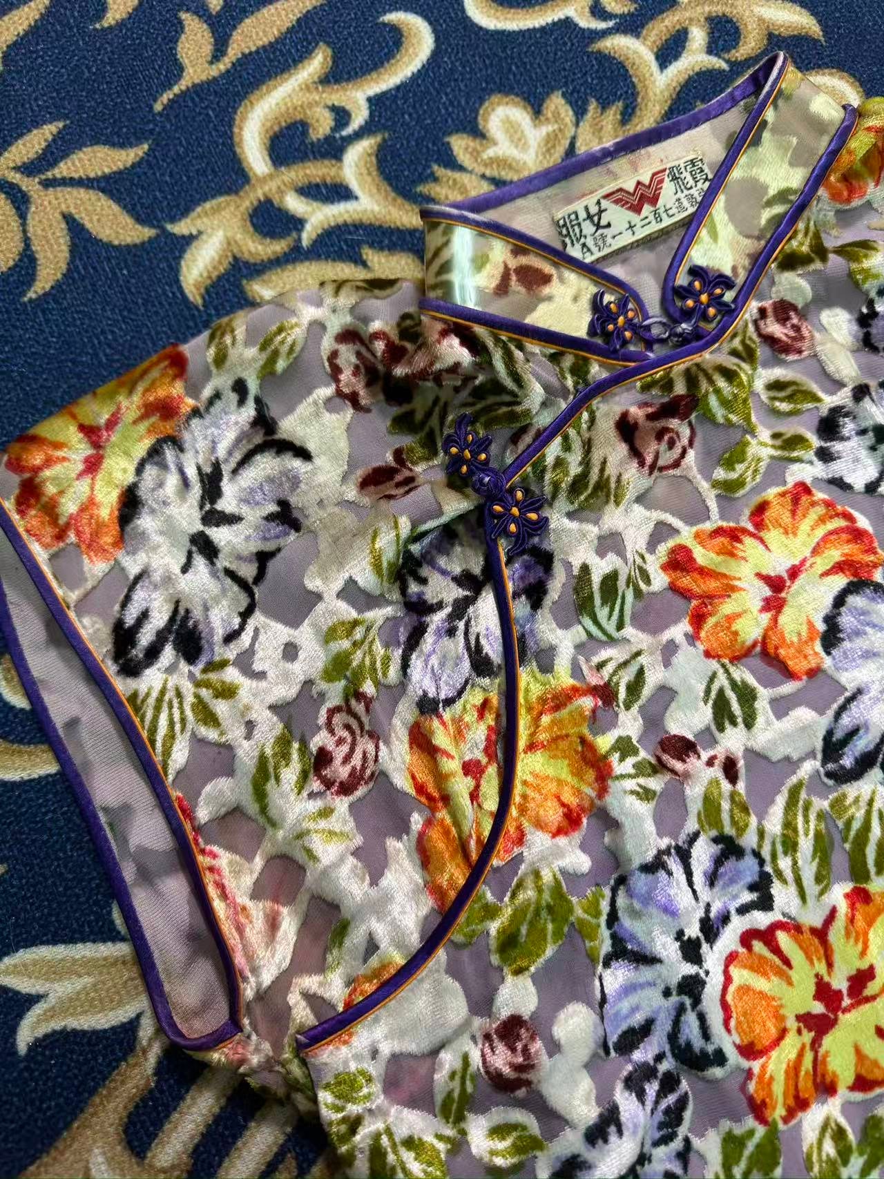 40年代 - 1940年代海派名店“霞飞女服”出品：藕色地烧花丝绒牵牛花纹印花旗袍（张信哲先生珍藏）| 1940s -  A 1940s Haipai Masterpiece by Avenue Joffre Ladies' Wear：Devoré Velvet Qipao with Morning Glory Print (The Jeff Chang Collection)