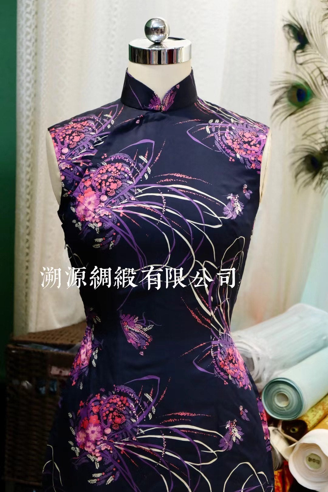 60年代 - 摩登珍藏：深蓝色底抽象流苏花卉印花无袖修身旗袍 | 1960s - Vintage Collection: Deep Blue Abstract Tassel Floral Print Sleeveless Sheath Qipao