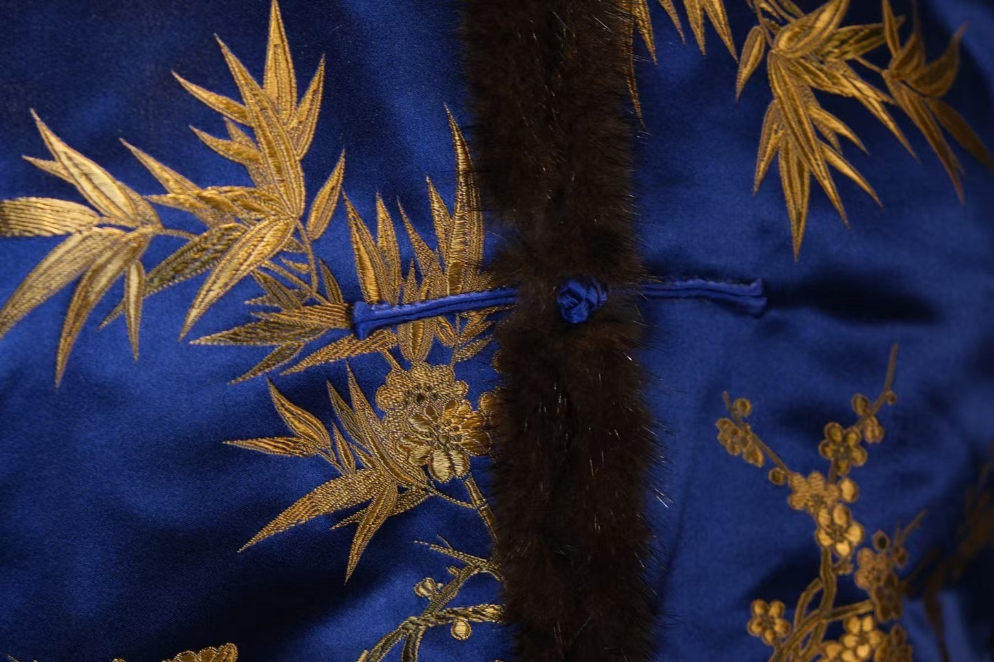 客订结缘 - 【皇家冬狩】夜蓝金绣：貂毛立领真丝短袄——竹梅报春图 | Customized Design - "Royal Winter Hunt" Midnight Blue & Gold Embroidery: Mink-Trimmed Silk Jacket – Bamboo & Plum Blossom Motif