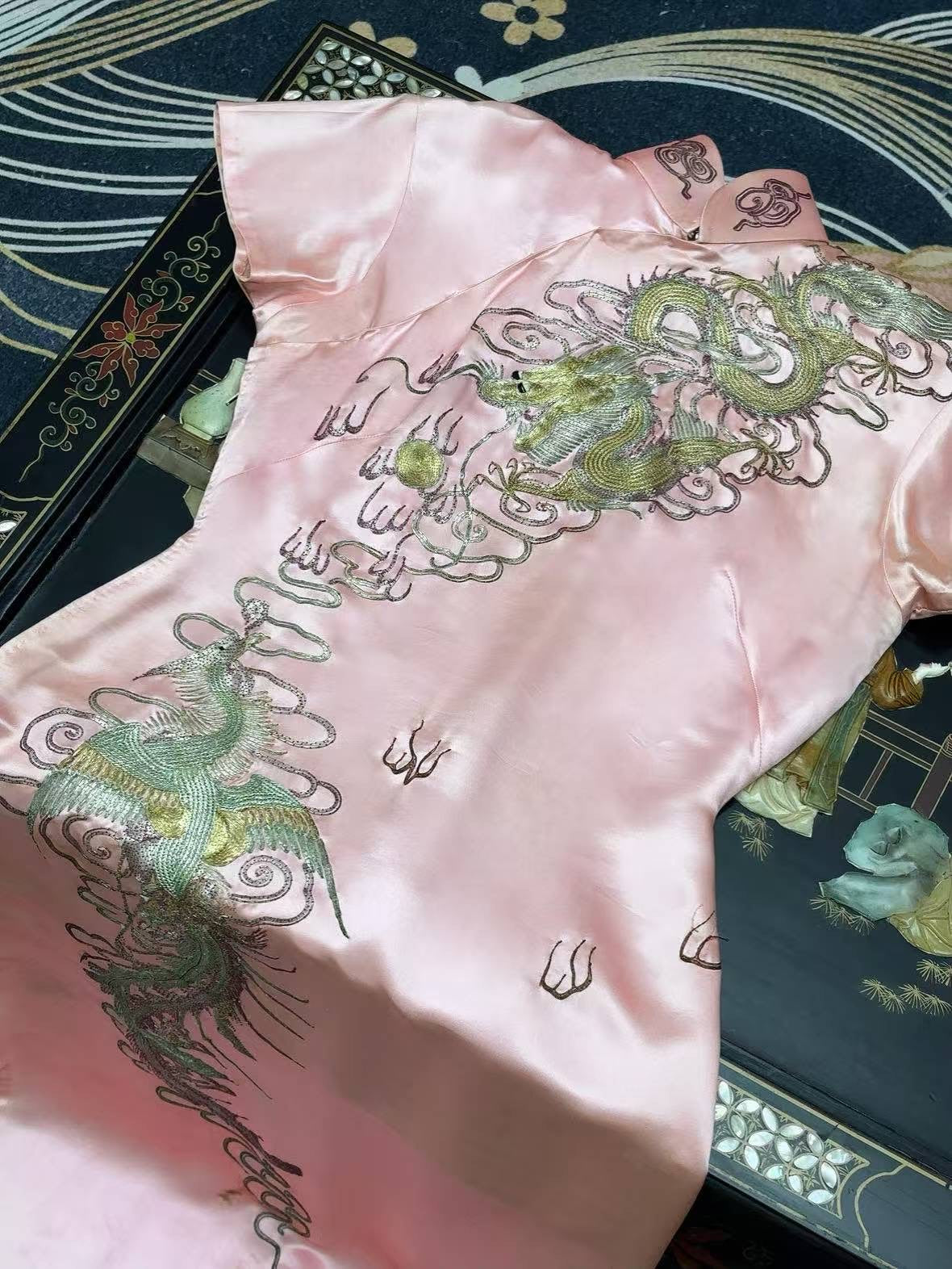 50年代 - 五十年代梅花牌龙凤呈祥旗袍短褂套装：粤绣盘金绣技艺与东方美学的古董遗珍 | 1950s - 1950s "Plum Blossom" Brand Dragon &amp; Phoenix Suit: An Archival Treasure of Yue Embroidery and Oriental Aesthetics