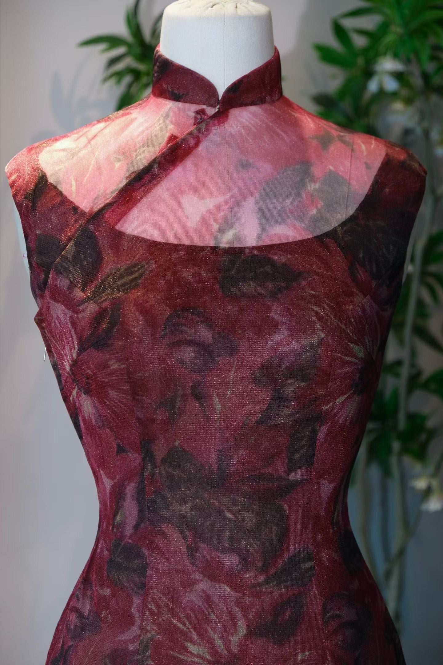 60年代 - 「緋緞華影・暗香浮動」復古旗袍領無袖晚裝 / 1960s - "Crimson Silk Splendor・Subtle Fragrance Drifting" Vintage Cheongsam-Collar Sleeveless Evening Dress