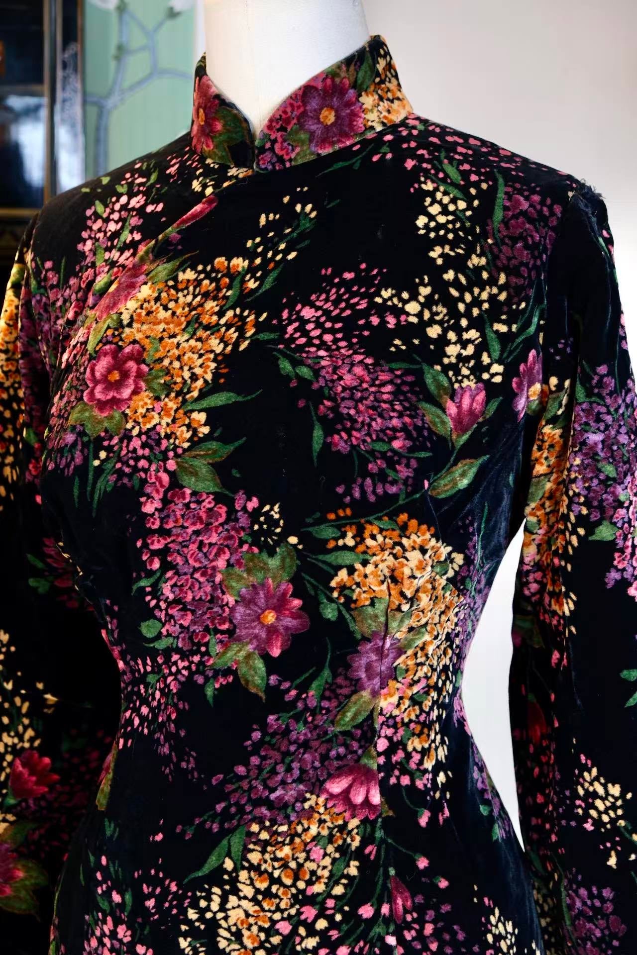 60年代 - 黑地繁花，岁月如歌——六十年代华美服饰行天鹅绒旗袍 | 1960s - Velvet Blossoms, a Song of Time: 1960s Antique Qipao by "Hua Mei Fashion House"