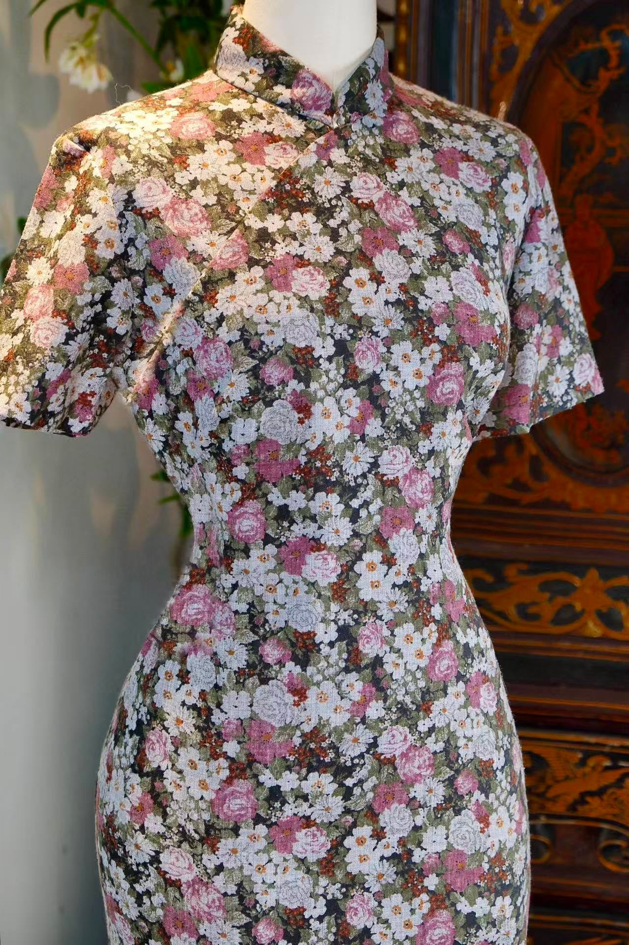 60年代 - 田园诗学·六十年代台湾印花亚麻法式玫瑰雏菊古董旗袍 | 1960s - Pastoral Poetics: A 1960s Taiwanese Vintage Cheongsam in Printed Linen with French Rose and Daisy Motif