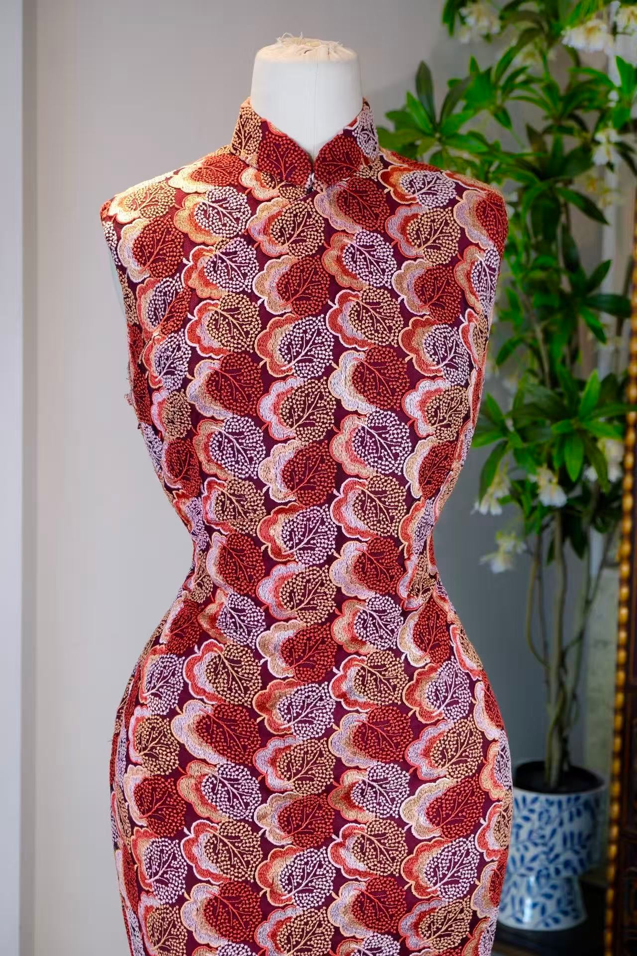 60年代 - 刺繡蕾絲梅花樹葉港工旗袍 (紅底無袖款) | 1960s - Embroidered Lace Plum Blossom and Foliage Hong Kong-Style Qipao (Red Base Sleeveless)