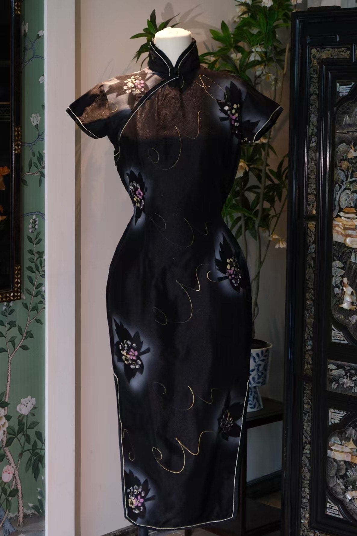 50年代- 🌌 繁星枫影 · 桃花坠露夜黑地细闪喷绘视觉系修身旗袍 | 1950s- 🌌 Starlight Maple Silhouette · Falling Peach Blossoms on Shimmering Black Qipao