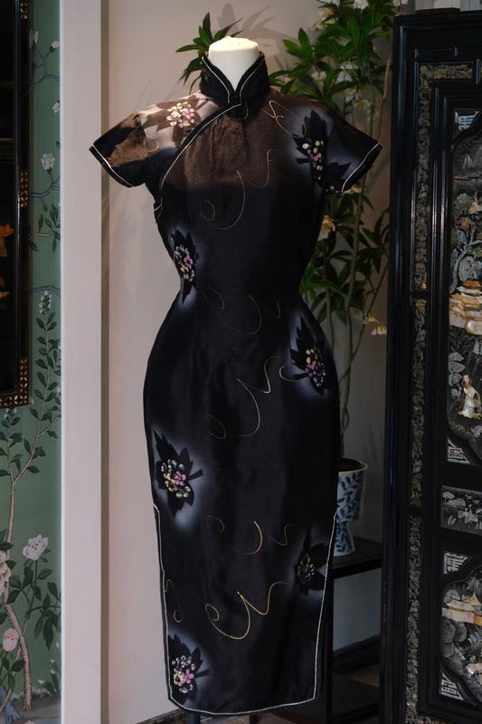 50年代- 🌌 繁星枫影 · 桃花坠露夜黑地细闪喷绘视觉系修身旗袍 | 1950s- 🌌 Starlight Maple Silhouette · Falling Peach Blossoms on Shimmering Black Qipao