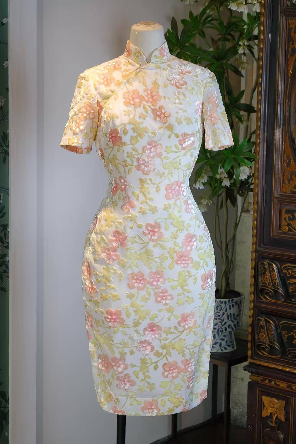 60年代 - 六十年代烧花丝绒手绘晕染台湾产古董旗袍 | 1960s - 1960s Taiwanese Antique Qipao: Burn-out Velvet with Hand-Painted Gradient
