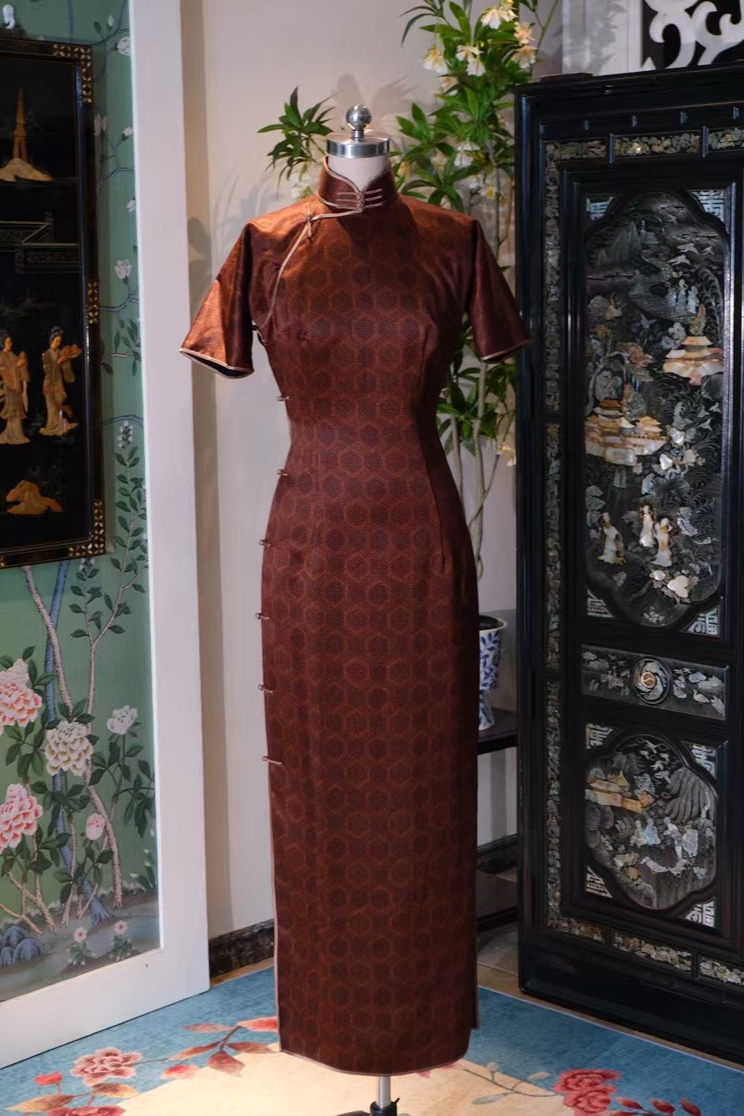 出售样衣 -《秋醉红霞·重磅皮子香云纱暗纹六合修身旗袍》 |  Sample Sale -《Autumn Dusk Crimson·The Hexagonal Brocade Qipao in 50 Momme Heavy Silk Shunde Mud Silk》