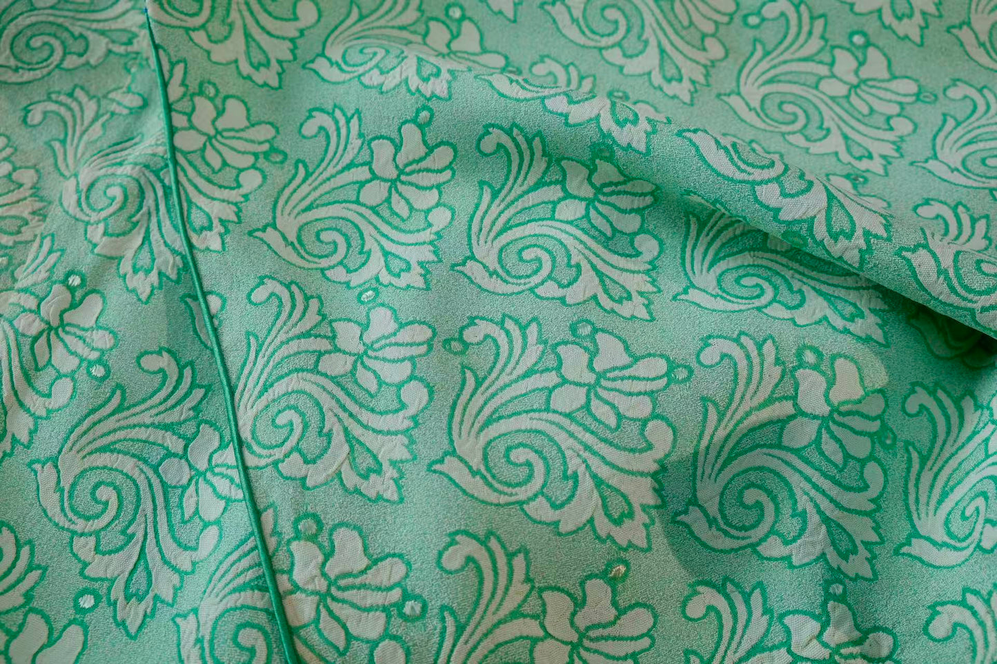 40年代 - 翠漪凝香：一件四十年代真丝提花旗袍的流光絮语 | 1940s - Emerald Ripples and Lingering Fragrance: Whispers of a 1940s Silk Jacquard Qipao