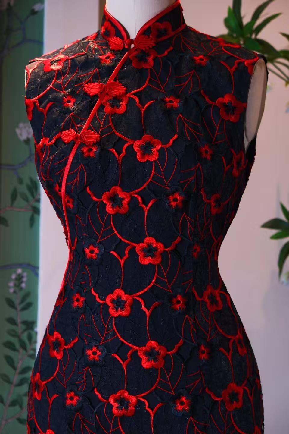 60年代 - 台湾产黑色蕾丝刺绣欧根纱斜襟古董旗袍 | 1960s - A Vintage 1960s Taiwanese Cheongsam in Black Organza with Machine Embroidery and Lace