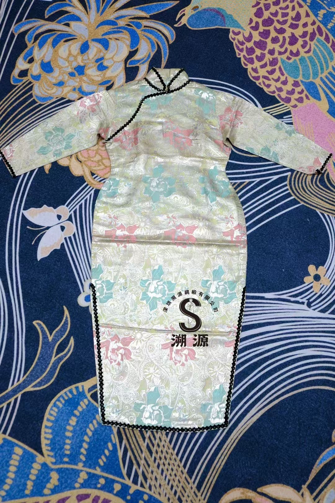 40年代末50年代初 - 民国摩登 · 织银撞色花卉长袖旗袍： 亮片丝绒绲边，光华溢彩 | 1940s -1950s- Republican Era Modernity · Woven-Silver Color-Block Floral Long-Sleeved Cheongsam: Sequined Velvet Trim, Glimmering Splendor