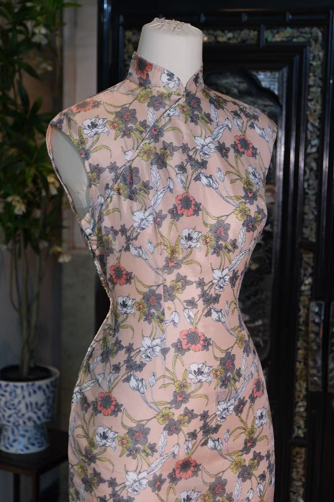 60年代 - 旧时光温婉：柔雾淡粉底色无袖旗袍，配莫兰迪色系手绘风花卉印花 | 1960s - Timeless Grace: Sleeveless Cheongsam in Muted Pink with Morandi-Palette Hand-Drawn Floral Print