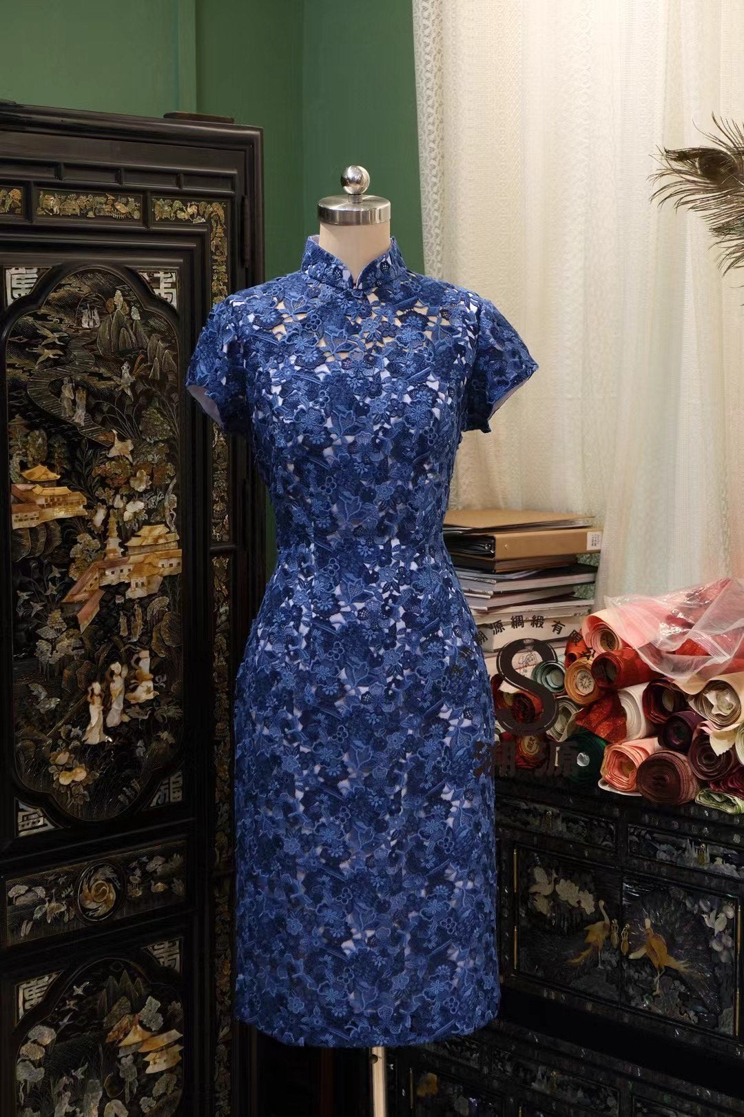 客定结缘 -【Valentino 致敬·午夜幽兰】深海靛蓝刺绣蕾丝旗袍 |  Customized Design - 【Valentino Homage · Midnight Ghost Orchid】Deep Indigo Embroidered Lace Qipao