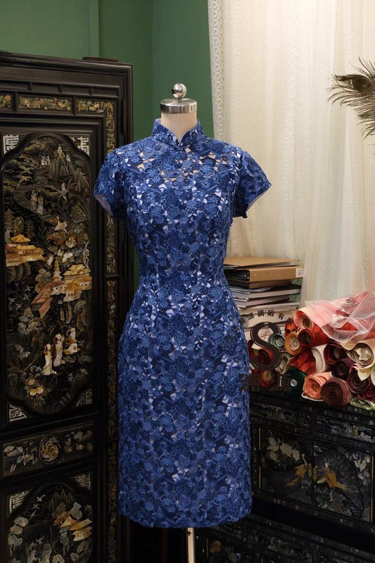客定结缘 -【Valentino 致敬·午夜幽兰】深海靛蓝刺绣蕾丝旗袍 |  Customized Design - 【Valentino Homage · Midnight Ghost Orchid】Deep Indigo Embroidered Lace Qipao