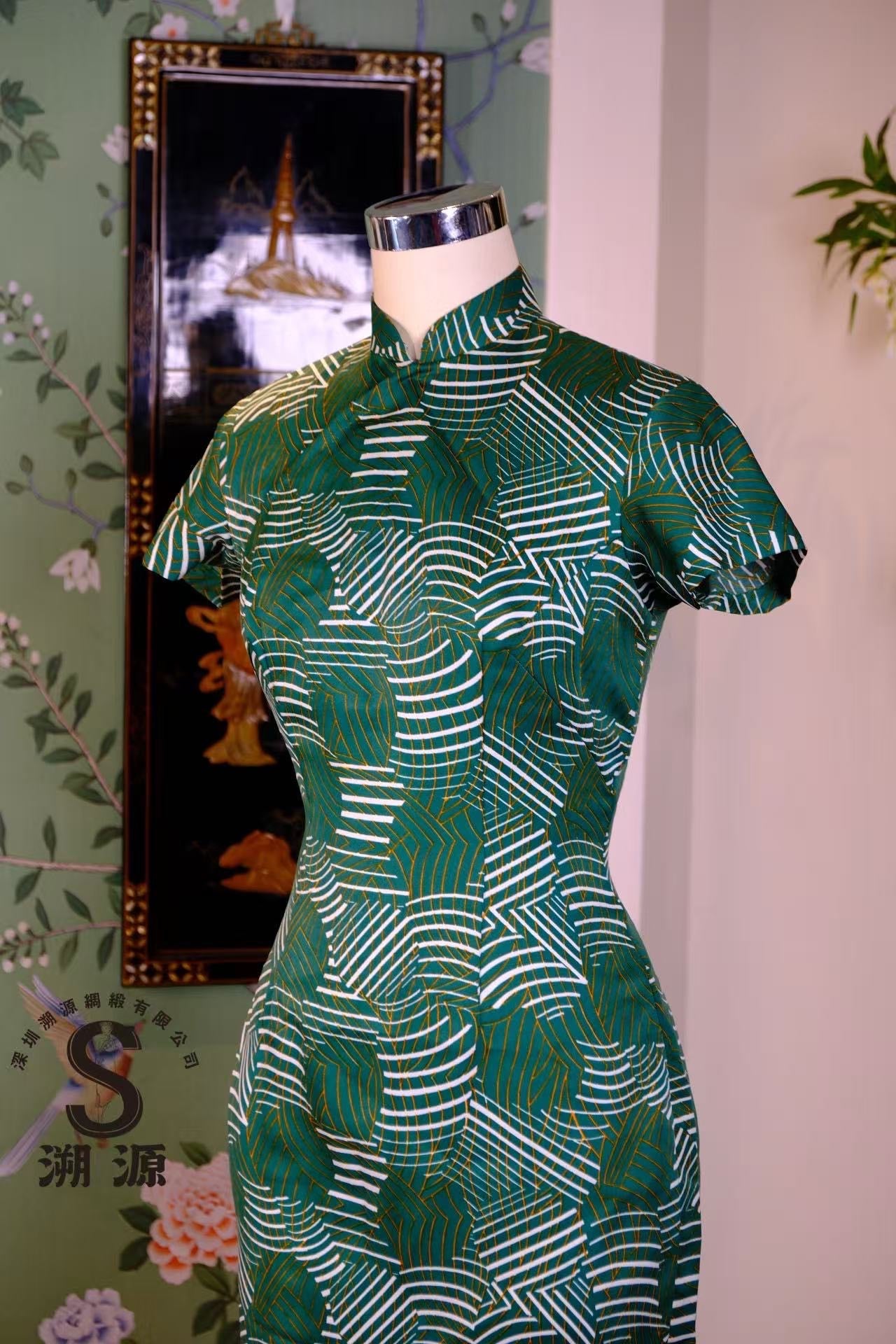 50年代 - “翠羽流光”港式复古几何织金短袖旗袍 | 1950s - "Jade Plume Glow" Hong Kong Retro Geometric Gold-Thread Short-Sleeve Cheongsam