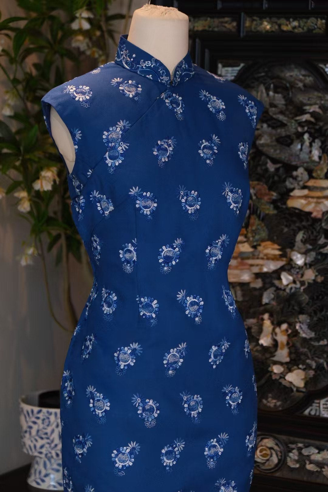 60年代 -《新加坡国立博物馆典藏 · 双色圆纹刺绣旗袍系列》 |  1960s - “National Museum of Singapore Heritage · Dual-Tone Circular Motif Embroidered Qipao Series”