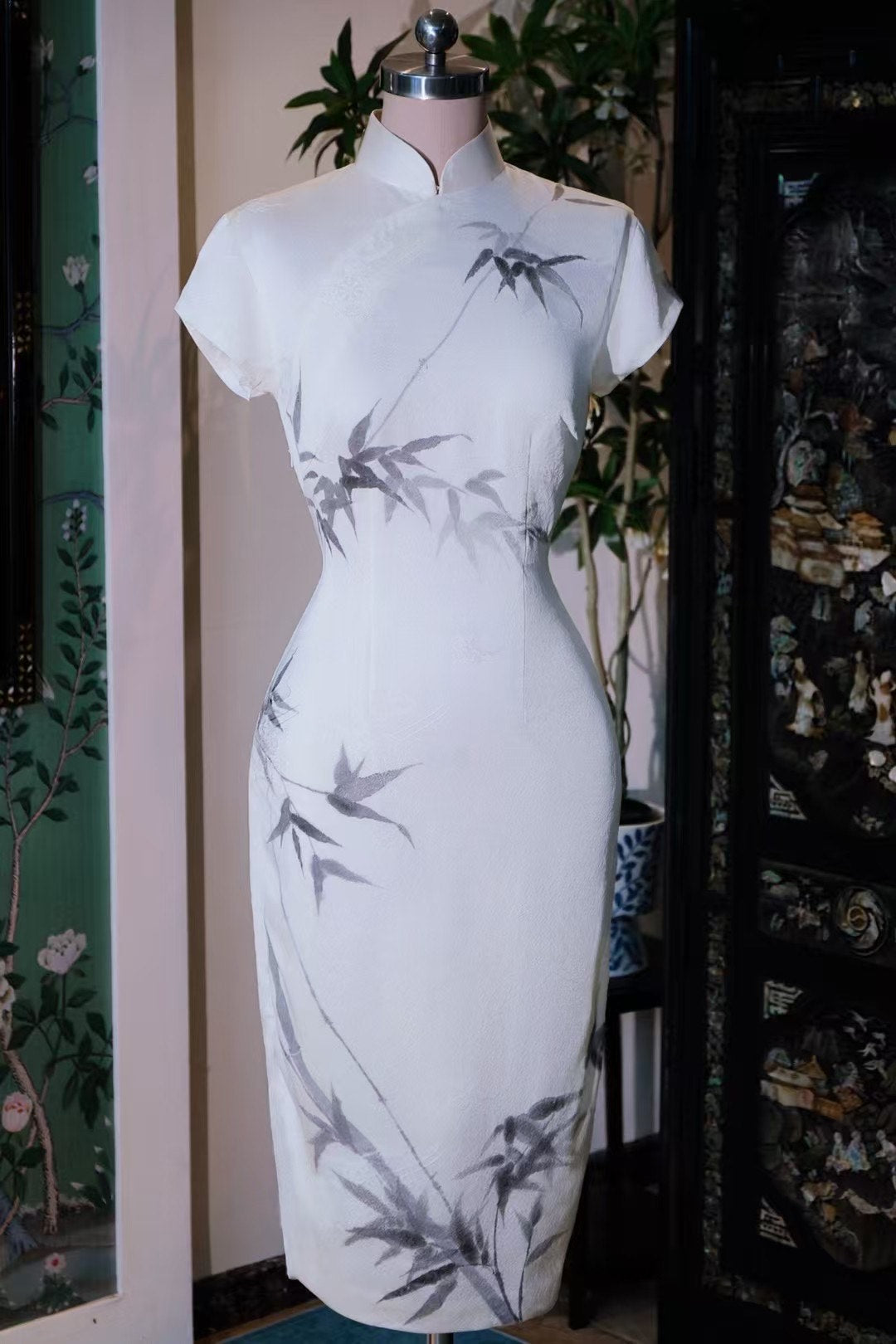 客订结缘 -《素白雅韵：墨竹风骨赋流光》| Customized Design - "The Serene Ink Bamboo: Elegance in Monochrome Cheongsam"