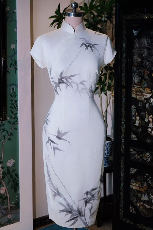 客订结缘 -《素白雅韵：墨竹风骨赋流光》| Customized Design - "The Serene Ink Bamboo: Elegance in Monochrome Cheongsam"