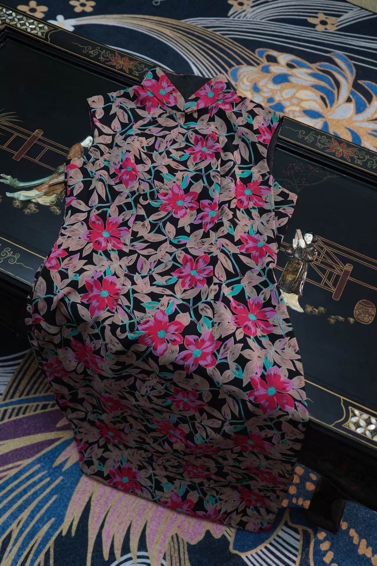 60年代 -【霓虹夜宴】Vintage 60s 丝绸无袖旗袍：黑底“粉蓝烟火”高定印花 | 1960s - "Neon Night Feast" Vintage 60s Silk Sleeveless Cheongsam: Black Base with "Pink and Blue Firework" Couture Print