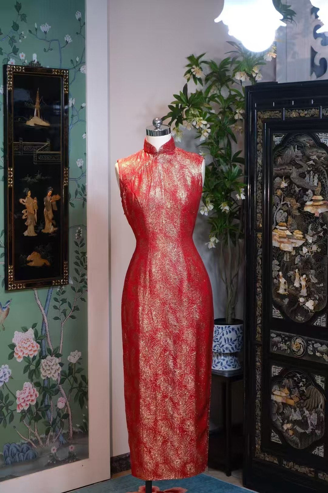 60 年代：“金玉满堂·凤舞九天” 华丽正红金丝提花织锦无袖旗袍 | 1960s： "Golden Opulence & Phoenix Ascent" Grand Vermilion Red Gold Brocade Sleeveless Cheongsam