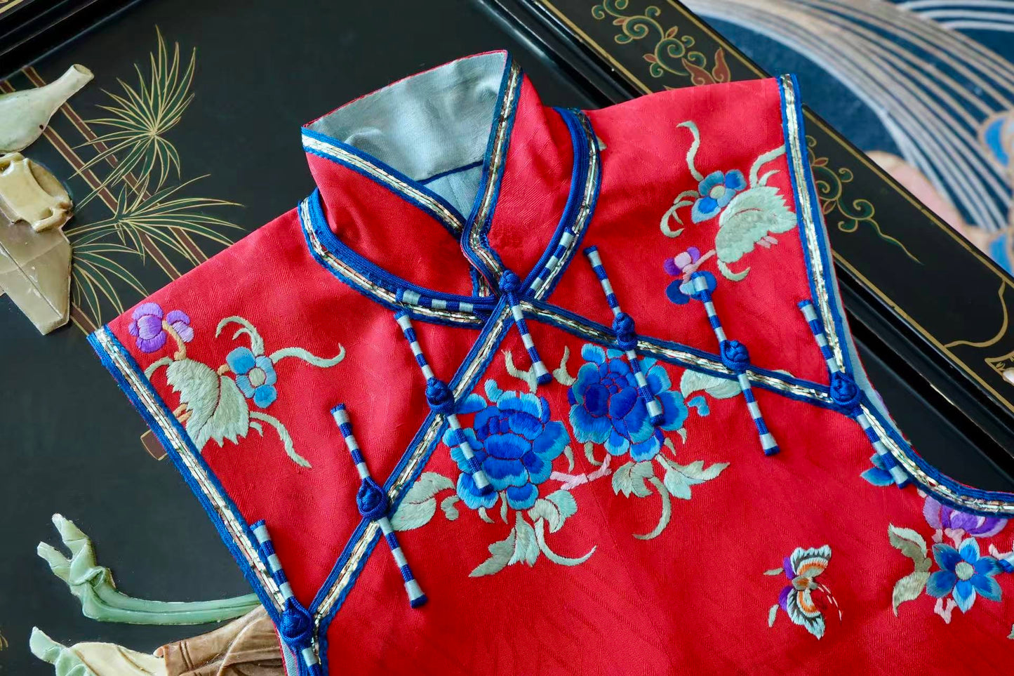 清末民初 - 红缎绣蝶恋花马甲：清末民初的闺阁遗珍 | The Late Qing and Early Republic - Red Satin Embroidered "Butterfly and Flower" Vest: A Boudoir Legacy from the Late Qing and Early Republic