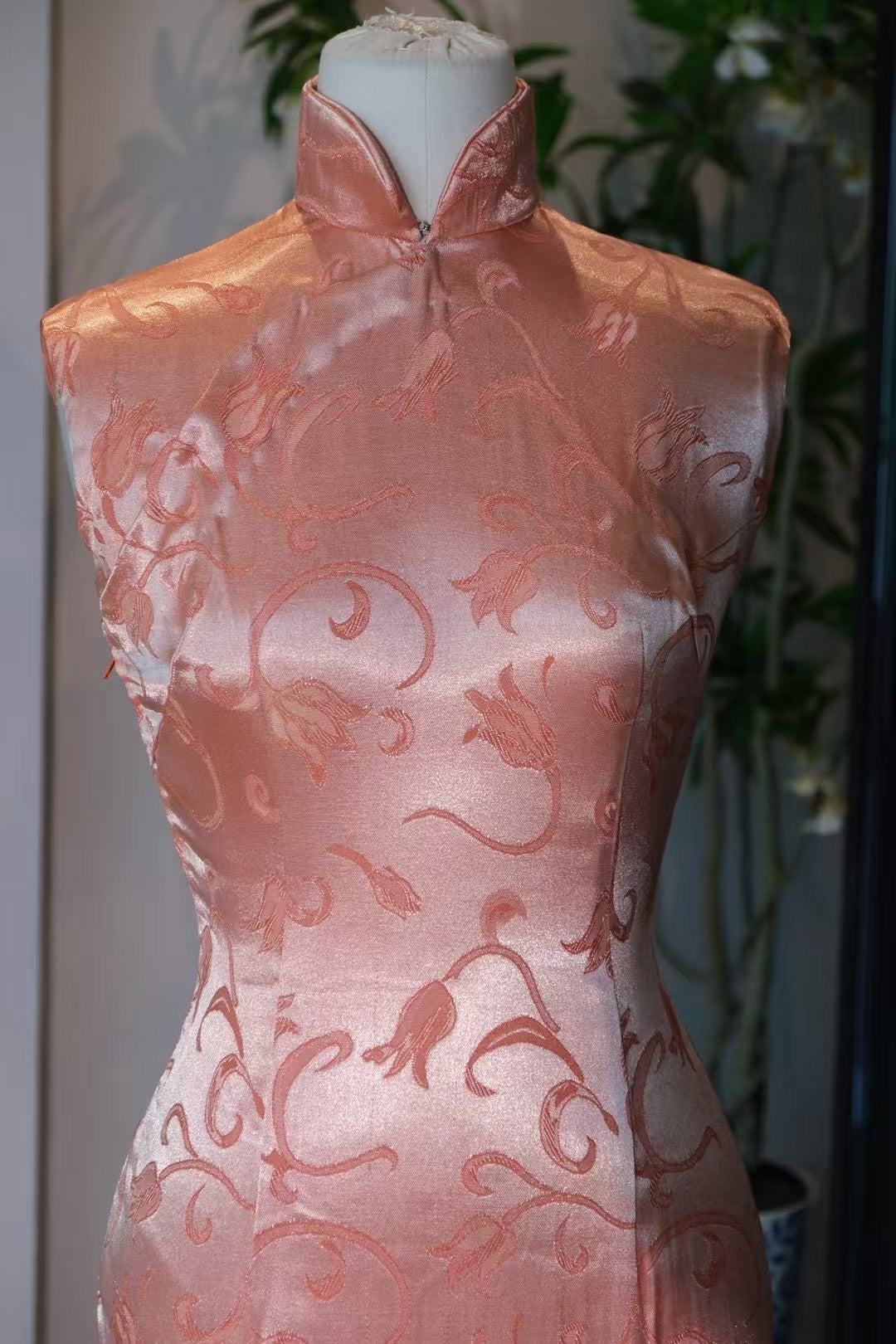 60年代 -《桃夭玉润 · 锦绣年华》—— 华丽光泽，提花暗纹的珊瑚粉无袖短款旗袍 | 1960s- "Peach Blossom Grace · Brocade Bloom Years" — The Lustrous, Jacquard-Woven Coral Pink Sleeveless Short Cheongsam