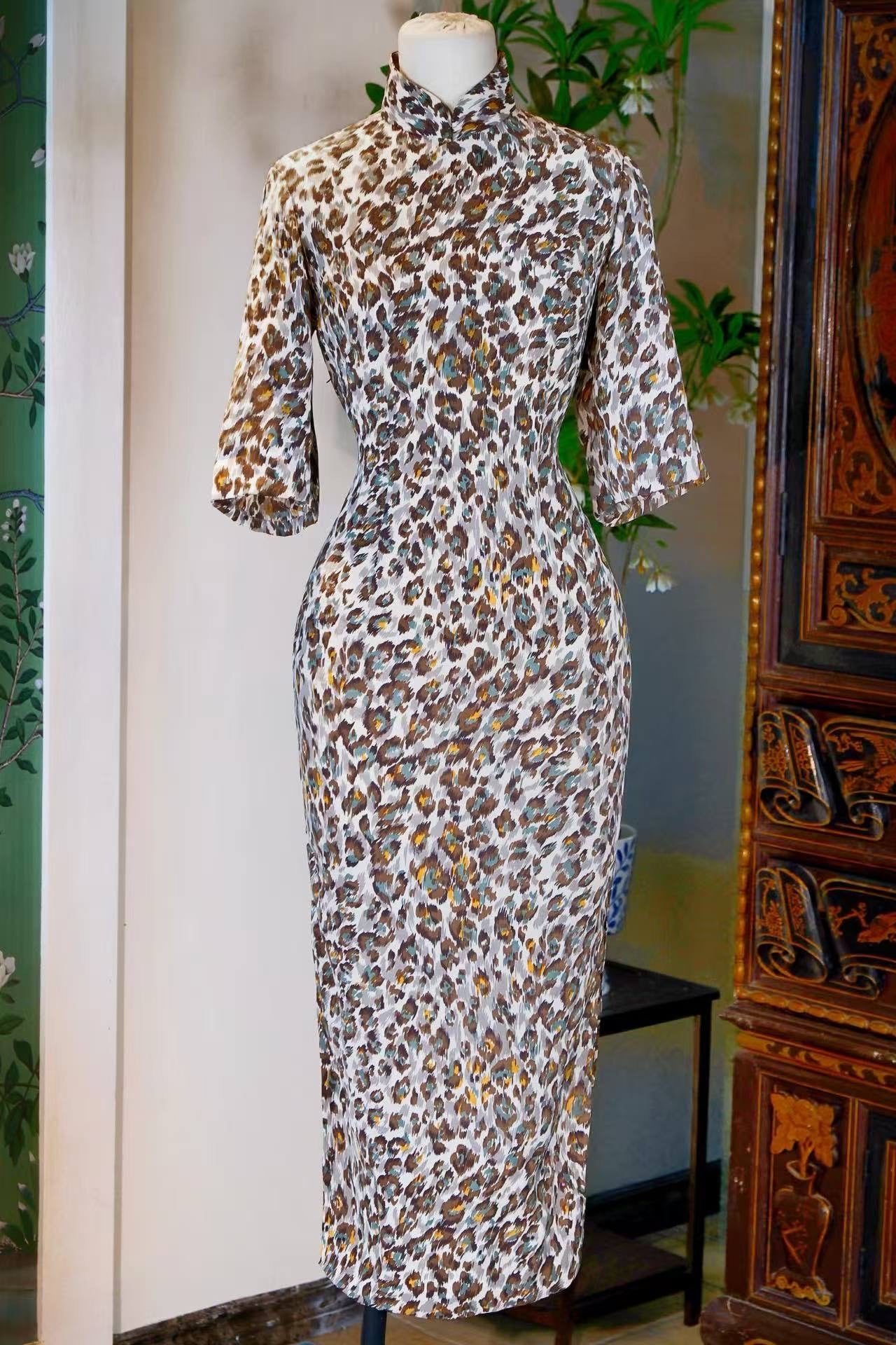 60年代 - 香港产豹纹旗袍：印在丝绸上的东方野性史诗 | 1960s - An Oriental Epic of Wildness Printed on Silk: A Vintage Hong Kong Leopard Print Cheongsam
