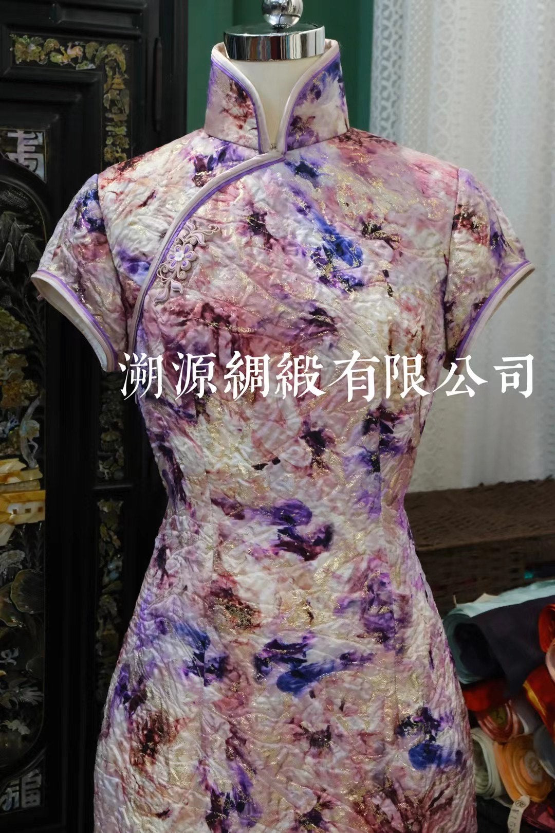 客定结缘 - Ruffo Coli 真丝织金肌理感·晕染抽象花卉纹·雅致粉紫色系·中式立领盘扣短袖旗袍 | Customized Design - Ruffo Coli Textured Silk Woven Gold, Watercolor Abstract Floral Pattern, Elegant Pink-Purple Tones, Chinese Mandarin Collar Knot-Button Short-Sleeve Qipao