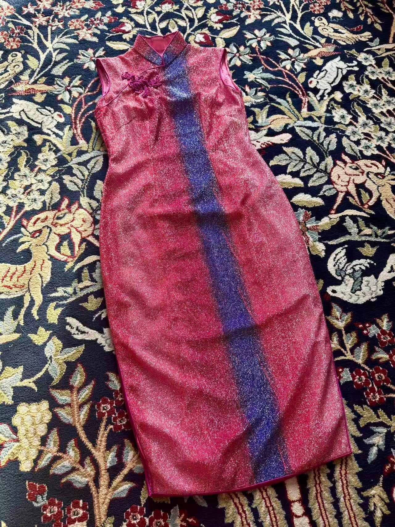 60年代 - 六十年代香港织银渐变嵌丝硬花扣古董旗袍：流光碎影里的东方美学史诗 | 1960s - 1960s Hong Kong Silver-Woven Gradient Qipao with Inlaid Hard-Floral Frogs: An Oriental Epic of Shimmering Light