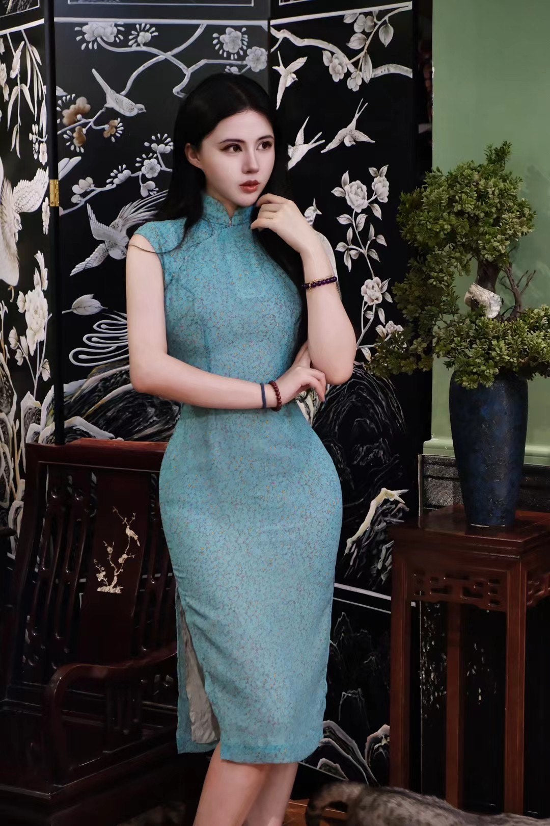 60年代 - 碧海清波 · 碎玉幽香：六十年代典藏 · 孔雀蓝底细密小碎花纹修身无袖旗袍 | 1960s - Azure Sea, Clear Wave · Tiny Jade Fragrance: 1960s Archival Piece · Peacock Blue Base Fine Ditsy Floral  Slim Sleeveless Qipao