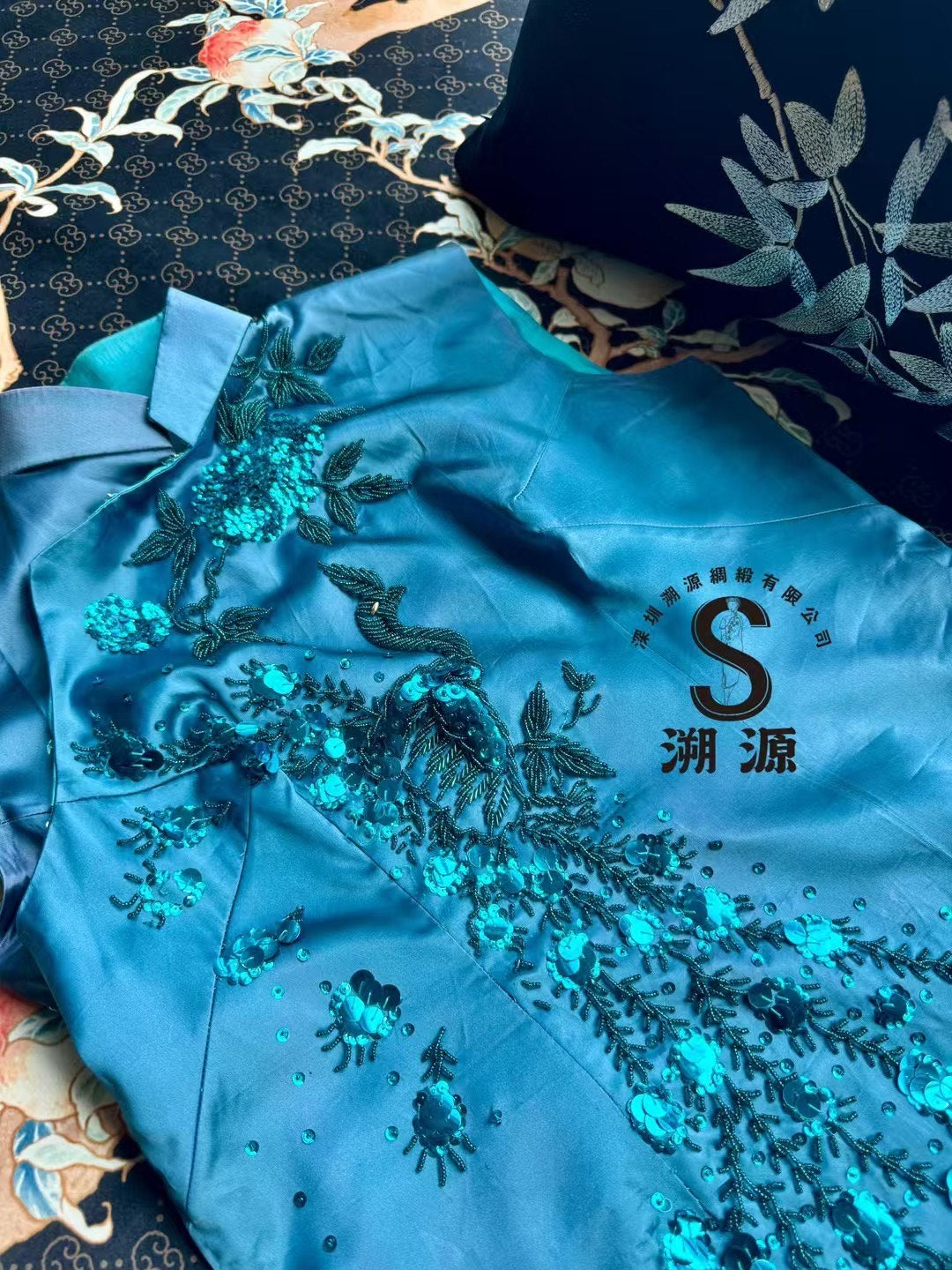 60年代 -【绝代风华·孔雀翎光】无袖手工钉珠古董艺术孤品旗袍 | 1960s - 【Peerless Glamour · Peacock Plume Radiance】Sleeveless Hand-Beaded Antique Art Qipao Masterpiece