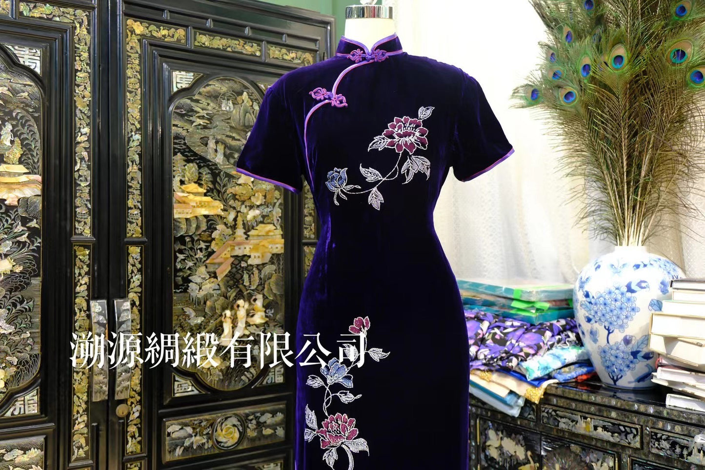 70年代 - 港风深紫色天鹅绒波浪琵琶襟手工盘扣烫金花卉古董旗袍：【紫夜幽兰】| 1970s - Hong Kong Style Dark Purple Velvet Wavy Pipa Placket Hand-Knot Button Gold-Foil Floral Antique Qipao: "Midnight Orchid"