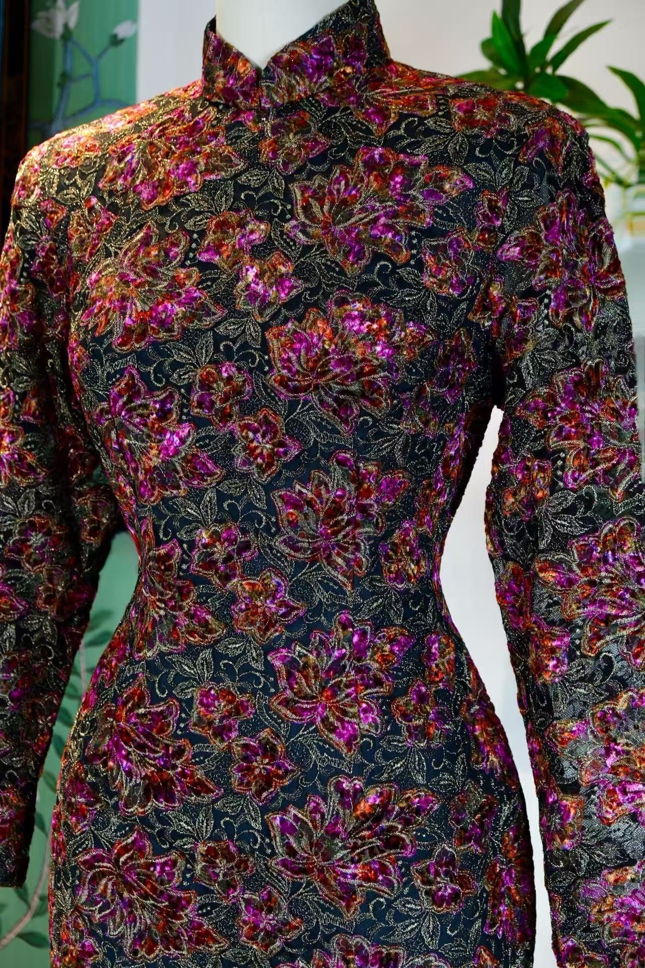 60年代 - 香港织金蕾丝烧花丝绒手绘古董旗袍 | 1960s - An Epic Vintage 1960s Hong Kong Cheongsam with Triple-Layered Craftsmanship (Gold Brocade Lace, Devoré Velvet, and Hand-Painting)