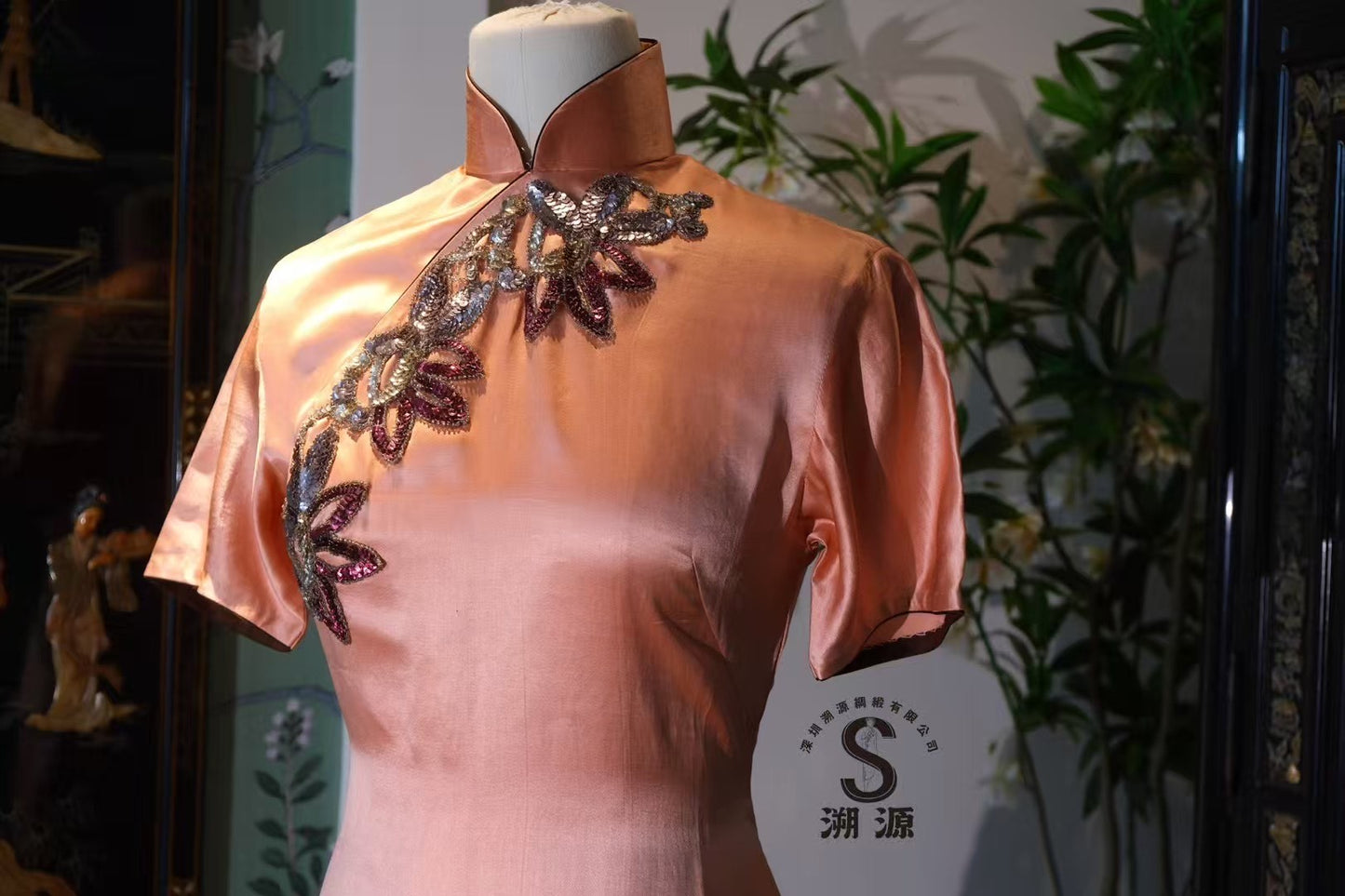 50年代 - 流光溢彩・蝦粉素緞・咖啡香绲・古董手工珠繡旗袍 / 1950s - Glimmering Radiance - Shrimp Pink Plain Satin - Coffee Trim Hand-Sewn Antique Beaded Qipao