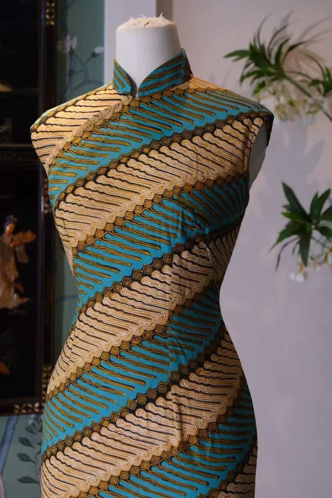 60年代 - 南洋峇迪・青金石蜡染斜纹・新加坡国立博物馆同款古董旗袍 / 1960s - Nanyang Batik: Lapis Lazuli Diagonal Print Qipao – National Museum of Singapore Piece