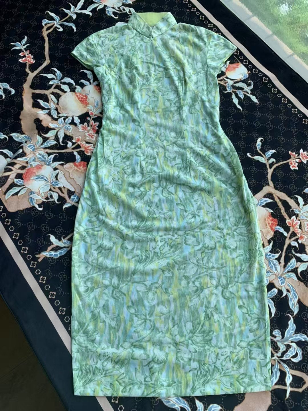 60年代 - “清风拂柳·烟雨江南” 淡雅青葱印花丝光棉修身旗袍 | 1960s - "Willow Whisper & Misty Jiangnan" Light Celadon Printed Silky Cotton Slim-Fit Cheongsam