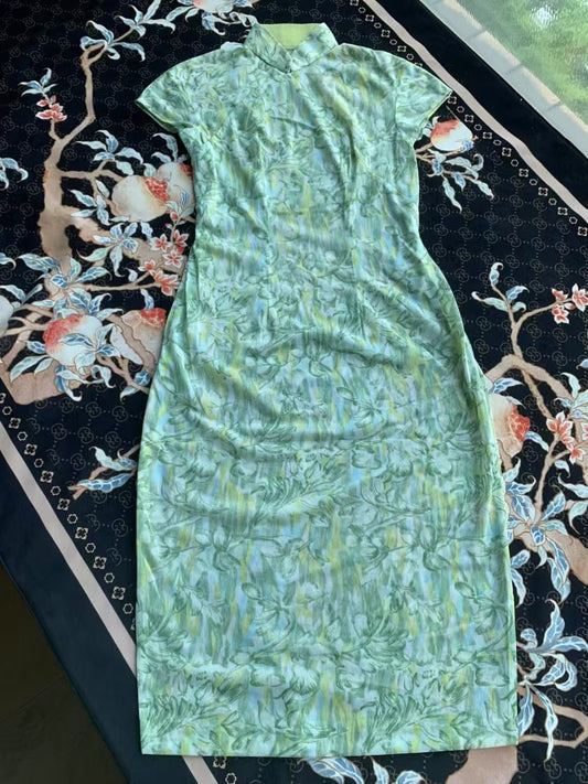 60年代 - “清风拂柳·烟雨江南” 淡雅青葱印花丝光棉修身旗袍 | 1960s - "Willow Whisper & Misty Jiangnan" Light Celadon Printed Silky Cotton Slim-Fit Cheongsam