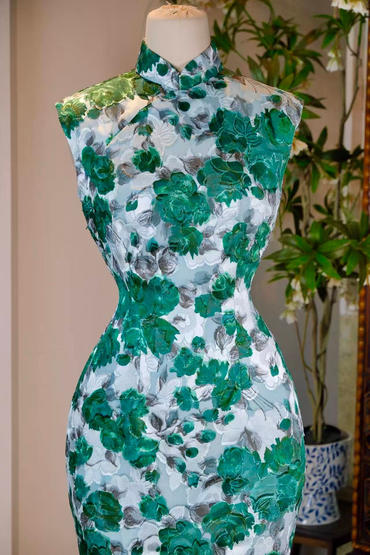 60年代 - 六十年代台湾暗纹提花古董旗袍：碧瓯浮玫的时光笺谱 | 1960s - The Chronogram of Emerald Roses: A 1960s Taiwanese Jacquard Damask Cheongsam